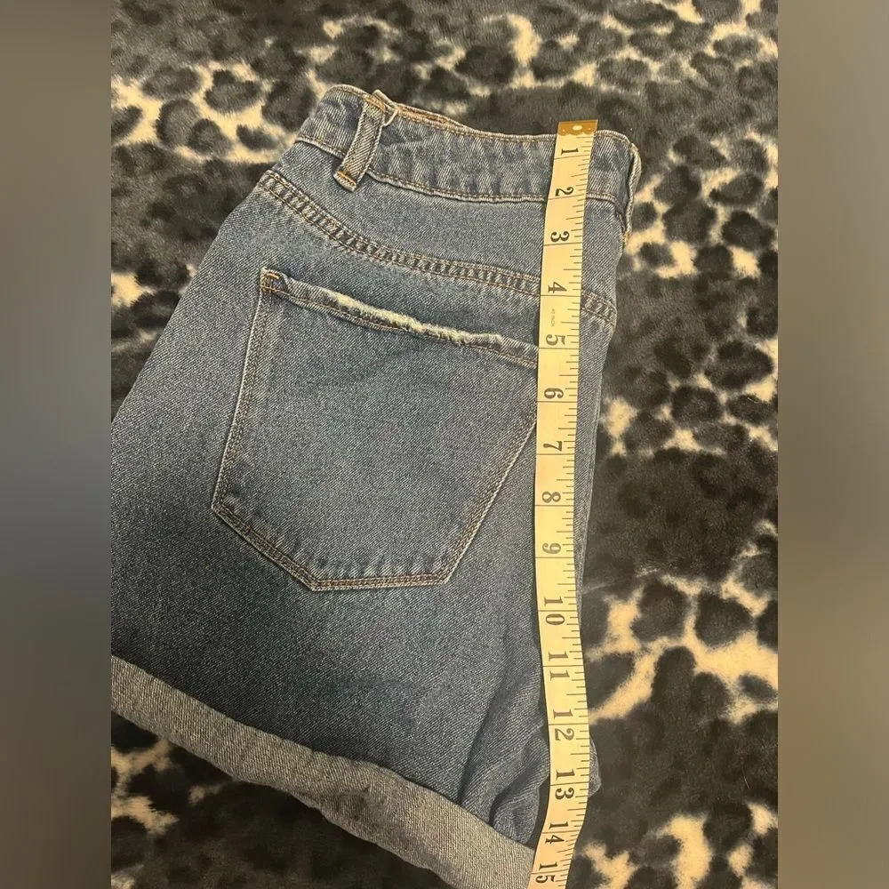 Vero Moda Casual High-Rise Shorts - Picture 2 of 3